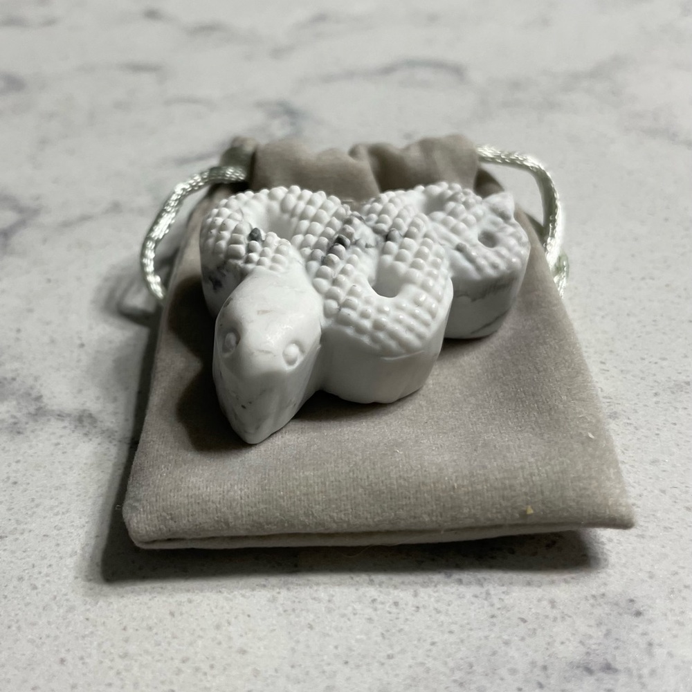 Howlite Snake w/pouch - Picture 2 of 5